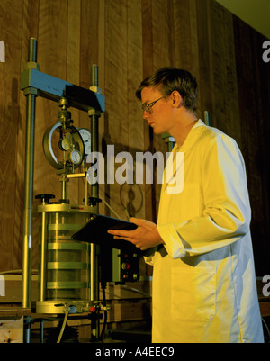 Techniker, die Durchführung einer dreiachsigen Kompressionstest auf eine Bodenprobe. Stockfoto