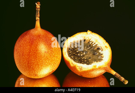 Tropische Früchte Grenadille Passiflora ligularis Stockfoto