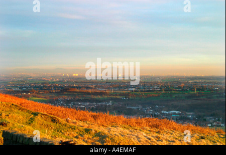 Twilight-Blick über Lennoxtown und Kirkintilloch Schottland von Campsie fells Stockfoto