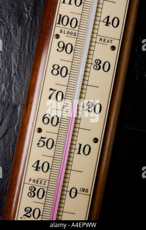 Eine alte Alkohol Wand Thermometer lesen ca. 21 Grad celsius Stockfoto