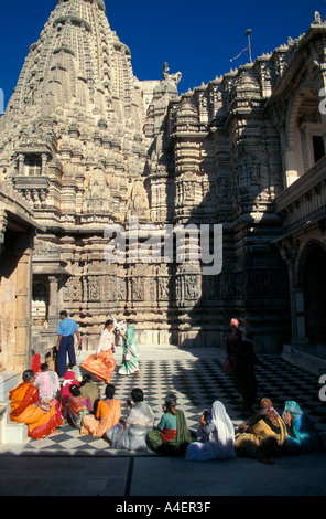 Ein Jain-Tempel in die atemberaubende Tempelstadt von Palitana Gujarat Indien Stockfoto