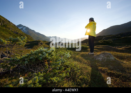 Alaska-Frau Wandern im alpinen Gelände über Prinz-William-Sund in der Nähe von Portage Pass auf klaren sonnigen Morgen Stockfoto