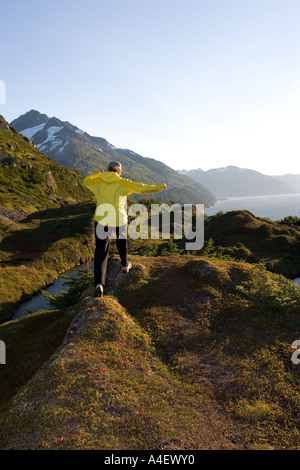 Alaska-Frau Wandern im alpinen Gelände über Prinz-William-Sund in der Nähe von Portage Pass auf klaren sonnigen Morgen Stockfoto