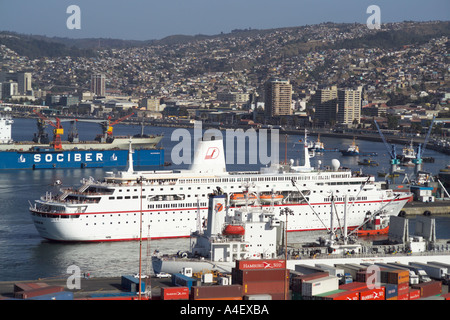 Deutschland eine deutsche Luxus-Liner in Valparaiso Port Hafen Hafen begleitet von einem Lotsenboot in der Nähe von Santiago Chile Stockfoto