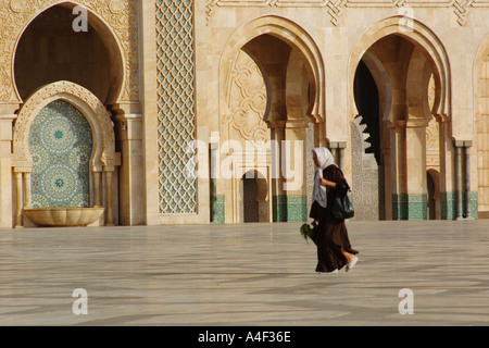 Frau zu Fuß vor der Hassan II Moschee Casablanca Marokko Stockfoto