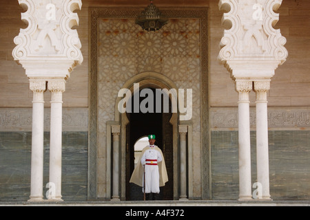 Eine Wache vor dem Mausoleum von Mohammed V in dem jetzigen Königs von Marokko s Großvater und Vater jetzt verstorbenen Hassan II Stockfoto