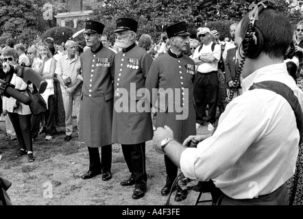 Chelsea Rentner Kriegsveteranen interviewt am Jahrestag des Todes von Prinzessin Diana Kensington Palace Gardens London Stockfoto