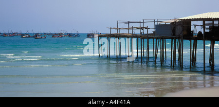 Strand und Holzsteg an der alten Fischerdorf in Hua Hin, viele Fischerboote vertäut am Meer, Hua Hin, Thailand Stockfoto