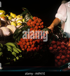 Thai Früchte einschließlich litschis Guave grüne Bananen outdoor Pflaster ausgeht, weibliche Händler teilweise sichtbar, Chinatown, Bangkok, Thailand Stockfoto