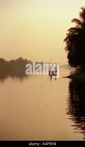 Schiffer in den frühen Morgenstunden Stechkahn fahren entlang der Backwaters in Kerala, Indien Stockfoto