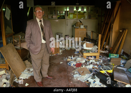 Toxteth Riots Liverpool 8. Juli 1981 Shop und Besitzer am Morgen nach den Unruhen wurden seine Räumlichkeiten vollständig zerstört und geplündert. 1980er Jahre UK Stockfoto