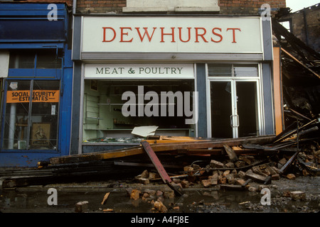 Toxteth Stößt Auf Liverpool Lancashire England 1981. Die Fleisch- und Geflügelhandlung von Dewhurst brannte während der Unruhen aus. 1980ER JAHRE UK HOMER SYKES Stockfoto