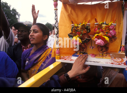 Hindu UK Festival Hare Krishna Radha Krishna Anhänger berühren Idol, getragen in der Prozession London 2004 2000er England HOMER SYKES Stockfoto
