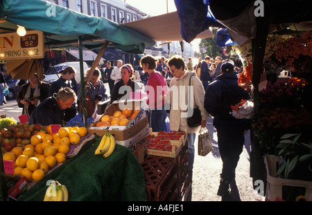 Straßenmärkte London. Wöchentlich Portobello Road, Notting Hill, Samstag traditioneller Obstmarkt. England 1999 1990er Jahre UK HOMER SYKES Stockfoto