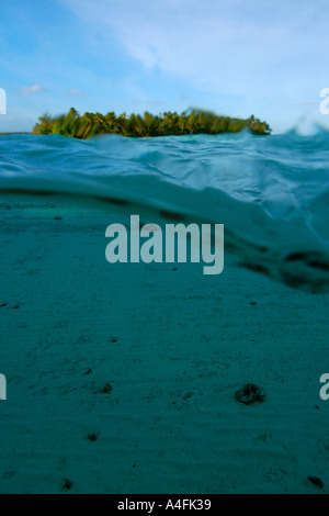Über unter Bild sandigen Boden und Bäume auf Majikin Insel Namu Atoll Marshall-Inseln N Pazifik Stockfoto