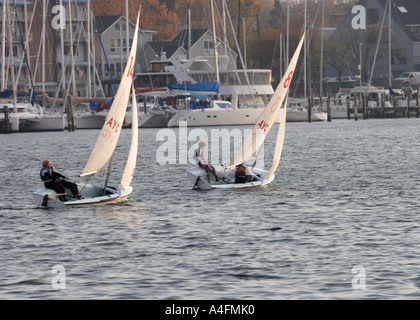 Segelboote auf dem Wasser im Hafen von Annapolis, Maryland, Segeln lernen Stockfoto