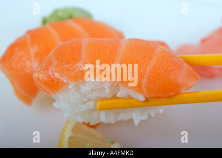 zwei Sushi - Lachs Roll Stockfoto