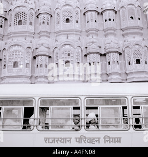 Palast der Winde Hawa Mahal in rosa Stadt Jaipur Rajasthan in Indien in Südasien. Architekturgebäude Frühgeschichte Reportage Travel Stockfoto