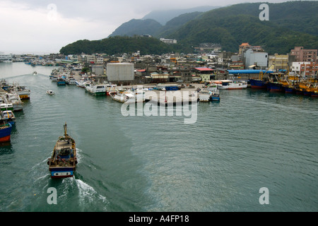 Angelboot/Fischerboot nähert sich Nanfang-Ao-Hafen Suao Taiwan Republic Of China Stockfoto