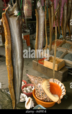 Getrocknete Muränen und Muscheln zum Verkauf an Nanfang-Ao-Fisch Markt Suao Taiwan Republic Of China Stockfoto