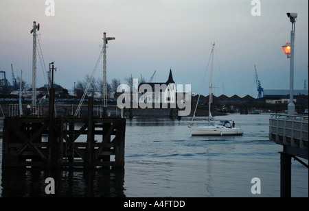 die norwegischen Kapelle Cardiff Bay in der Abenddämmerung Stockfoto