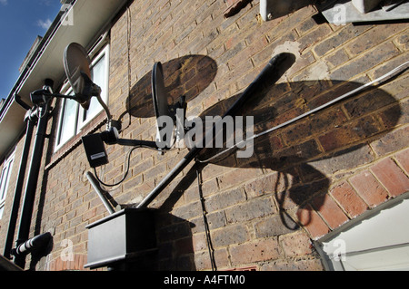 BskyB-Sat-Antenne an der Wand von einem Wohnblock in Brighton, Sussex. Stockfoto