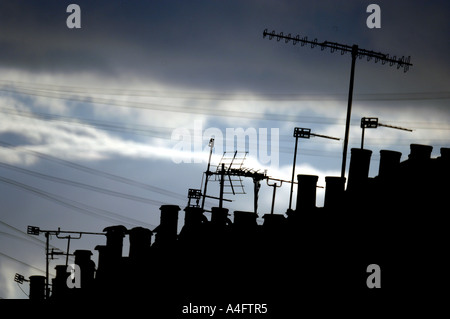 Eine Dachlandschaft in einem ruhigen viktorianischen Reihenhaus Seitenstraße in der Stadt von Brighton und Hove, Sussex. Stockfoto