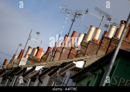 Eine Dachlandschaft in einem ruhigen viktorianischen Reihenhaus Seitenstraße in der Stadt von Brighton und Hove, Sussex. Stockfoto