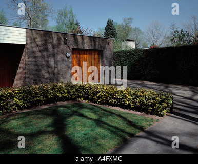 Typischen 70er-Jahre-Stil niederländischen Bungalow Haus, Oisterwijk, Niederlande. High-End-Scan 6x7cm Transparenz. Stockfoto