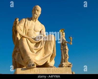 Statue von Polybius außerhalb des Parlamentsgebäudes in Wien Österreich Stockfoto