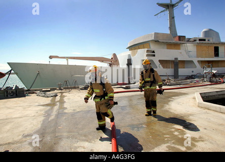 New Zealand Feuer Personal bewältigen ein Feuer an Bord einer Luxusyacht in Port Nelson Nelson City South Island Stockfoto