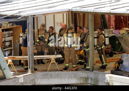 New Zealand Feuer Personal bewältigen ein Feuer an Bord einer Luxusyacht in Port Nelson Nelson City South Island Stockfoto