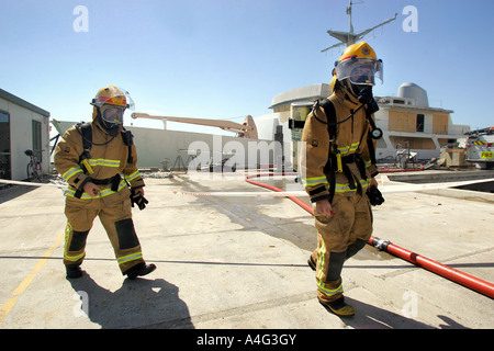 New Zealand Feuer Personal bewältigen ein Feuer an Bord einer Luxusyacht in Port Nelson Nelson City South Island Stockfoto