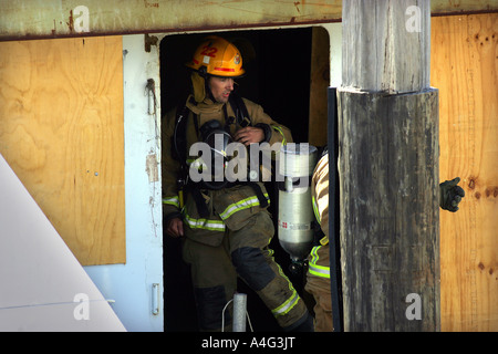 New Zealand Feuer Personal bewältigen ein Feuer an Bord einer Luxusyacht in Port Nelson Nelson City South Island Stockfoto