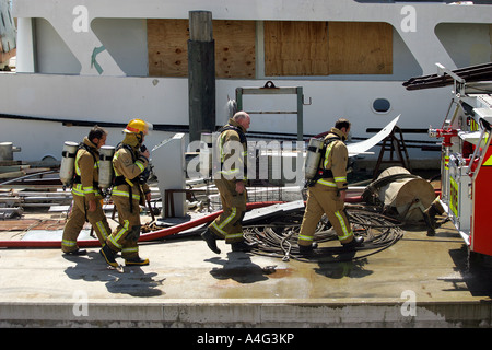 New Zealand Feuer Personal bewältigen ein Feuer an Bord einer Luxusyacht in Port Nelson Nelson City South Island Stockfoto