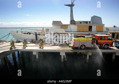 New Zealand Feuer Personal bewältigen ein Feuer an Bord einer Luxusyacht in Port Nelson Nelson City South Island Stockfoto