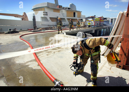 New Zealand Feuer Personal bewältigen ein Feuer an Bord einer Luxusyacht in Port Nelson Nelson City South Island Stockfoto