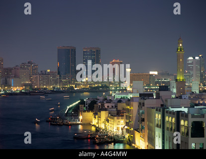 Luftaufnahme des Dubai Creek bei Nacht Stockfoto