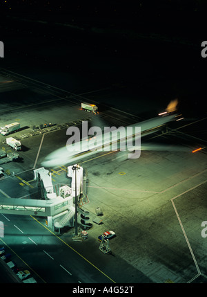 Dubai International Airport. Luftansicht der Klemme vom Kontrollturm. Stockfoto