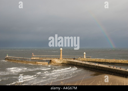 Regenbogen über die Whitby piers Stockfoto