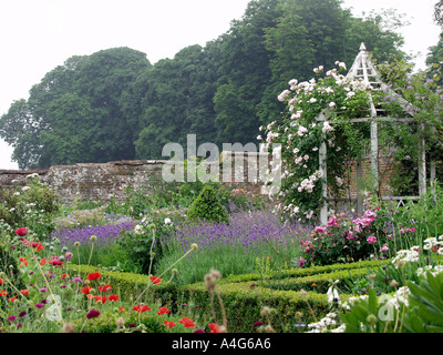 Schöne Kräuter- und Blumengarten in alten Mauern umgebene Küchengarten mit Herzstück der weiße Pavillon und rose Stockfoto