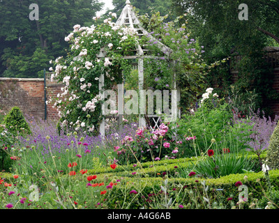 Schöne Kräuter- und Blumengarten in alten Mauern umgebene Küchengarten mit Herzstück der weiße Pavillon und rose Stockfoto