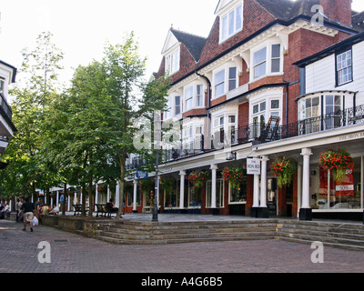 Blick entlang der unteren Teil des Pantiles in Royal Tunbridge Wells Stockfoto