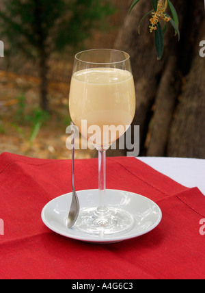 Zabaione im Weinglas auf roten Tischdecke im freien Stockfoto