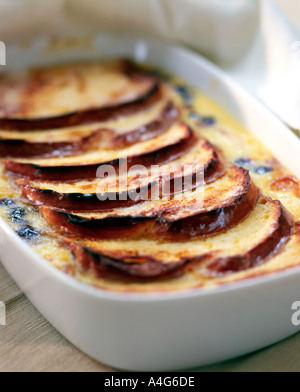 Klassischen Brot und Butter Pudding in weiße Auflaufform Stockfoto