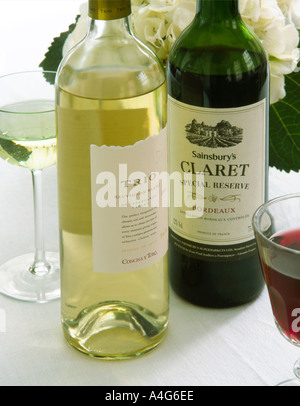 Flaschen und Gläser von rot- und Weißwein mit Hortensie Blume hinter Stockfoto