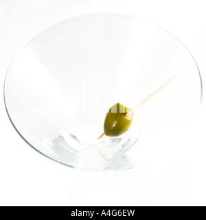 Olive im Martini-Glas auf weißem Hintergrund kurze DOF Stockfoto