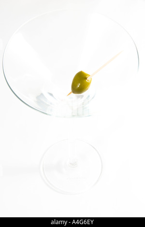 Olive im Martini-Glas auf weißem Hintergrund kurze DOF Stockfoto