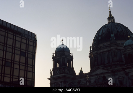 Palast der Republik in Berlin-Mitte am Schlossplatz mit Berliner Dom im Morgengrauen Stockfoto
