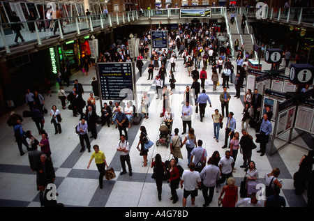 Menschenmassen in der Bahnhofshalle London s Bahnhof London Liverpool Street Stockfoto